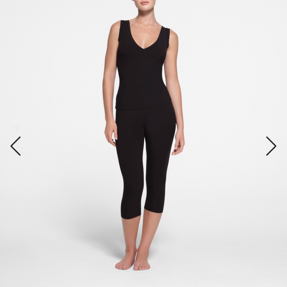 SKIMS Soft Lounge Deep Plunge Tank
Color onyx, size XS